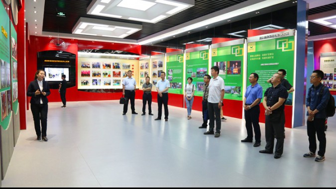 新华社记者团走进agingames股份参观采访